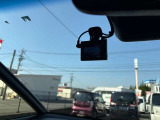 現在の車社会に必須なドライブレコーダーは装着済みです。
