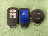 スマートキー付きですからドアロックの開閉およびエンジンスタートが楽々です。電動スライドドアの開け閉めもボタンで操作できます。加えて、純正リモコンエンジンスターター用の操作キーもついています。