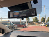 スマートルームミラーが付いております。後席に人が乗車した時や沢山の荷物を積んだ時もバックミラーの視界が遮られる事無く見えるので便利です♪