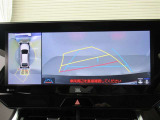 パノラミックビューモニターを装備。車を真上から見るように周囲を確認できます。機能の詳細は販売店スタッフまでお尋ねください。