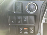 エンジンスタートはボタンを押すだけ!運転席にて両側電動スライドドアの開閉操作が出来ます!便利な機能です!