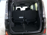荷室もございます。3列目シートは横に跳ね上げ収納可能です☆