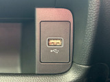 運転席と助手席の間で携帯の充電や12Vのシガー電源がとれます!
