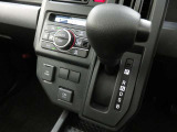 小ぶりなシフトレバーは、女性にも扱いやすい操作性を備えています。