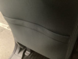 【収納】後部座席収納。散乱しがちな小物を収納するのに便利です。お子様のおもちゃやティッシュボックス、書類等様々なものの収納が可能です。