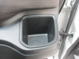 運転席側の手の届きやすい位置にもドリンクホルダーが付いています。