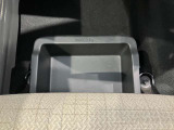 助手席の下にはトレーが付いていますので外部からも見られたくないものも収納出来ます。