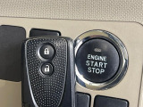 【キーフリーシステム】カバンやポケットに入れたままでもドアの施錠・解錠が可能なスマートキーを装備。エンジンのオン・オフ時もカギを取り出す必要が無いからとっても便利です♪