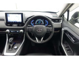 スポーティームード溢れる運転席周りですね。 クイックなドライビングに対応できるよな運転席回りになっています。 ドライブがますます楽しくなりますね!