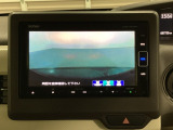 ギヤをR(バック)に入れるとナビの画面に後ろの映像が映るリアカメラ付です。後退時、コンディションが悪い視界でもカラーバックモニターがドライバーをサポートします。