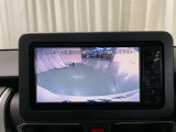 後退時に車両の後ろ側をモニター画面に表示します。車庫入れなどでバックする際に後方確認ができて便利です。