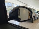 【ブラインドスポットモニター】車外の車をいち早く検知しドライバーに知らせるドライバーアシスト機能となっております。