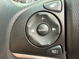 ステアリングから手を離さず操作できるオーディオスイッチを装備しています。