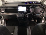 車内は光触媒抗菌消臭施工済です。インパネ周りはスタイリッシュなデザインで機能や装備も充実しています。グローブボックスやカップホルダーのほかにトレーなどたくさんの収納スペースが付いています。