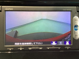 【バックカメラ】運転が苦手な方も車庫入れラクラクです!ギアをリバースに入れれば自動的に切り換わりますので、面倒な操作は不要です♪狭い駐車場もお車を傷つけず安心ですね!