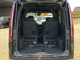 リア席を倒せば広々とした空間の出来上がり、荷物がたくさん載せられますよ。