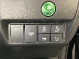 Hondaセンシング用の、VSA(ABS+TCS+横滑り抑制)解除と路外逸脱抑制機能のオンオフスイッチなどはハンドルの右側に装備しています。燃費に役立つECONボタンもここです。