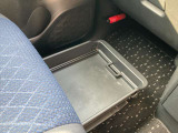助手席シートの座椅子の下にシートアンダーボックスがあり、収納に便利です。