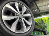 【純正15インチアルミホイール】外観にマッチした純正アルミホイールを装着しております。各種社外アルミホイールや、スタッドレスタイヤも取扱いしております。是非ご相談ください♪