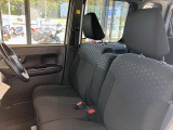 ◆ベンチシートになっておりますので、助手席へウォークスルー可能/センターアームレスト付/全車オゾン消臭&脱臭&除菌施工済み/車内快適ドライブをお約束します◆