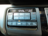 オートエアコンは左右席で独立温度コントロールが可能です。運転席はキンキンに冷やして助手席はマイルドにと言った設定が可能です☆暑さ寒さでケンカすることもなくなりますね♪