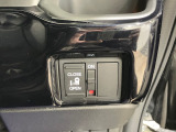 【リア片側パワースライドドア】リモコンなどで自動開閉。Hondaスマートキーを携帯していれば、軽い力で解錠とドアオープンが行えます。半ドア状態まで閉めると、自動的に全閉する機能付き。