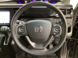 ハンドルにHondaセンシング系のクルーズコントロールやレーンキープアシストなどのスイッチと、オーディオの操作スイッチが装備されています。ハンドルから手を離さず安全に操作できます。