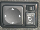 【電動格納ミラー】サイドミラーは電動格納式となっており、狭い駐車場でもキズがつくリスクを抑えられます。