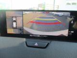 見えない部分の危険察知をサポートする360&deg;ビューモニター+フロントパーキングセンサーです。車両の前後左右にある4つのカメラを活用し、センターディスプレイの表示や各種警報音で定速走行時や駐車時に車両周