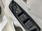 【電動格納ミラー】サイドミラーは電動格納式となっており、狭い駐車場でもキズがつくリスクを抑えられます。