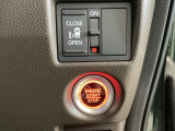 左側電動スライドドアは運転席からでも操作ができるように、ハンドル付近に開閉の操作スイッチが付いています。