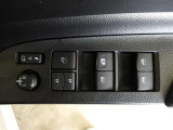 パワーウィンドウスイッチで運転席から全席の窓の開閉ができます。