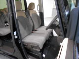 運転席は高さを調整できるハイトアジャスター付きです。
