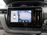【全方位モニター】リバースに入れた際、車両全体を見渡している映像に切り替わります。また、見通しが悪い場所で便利な前方ワイド映像やすれ違いに便利な助手席側ワイド映像など切り替えが出来ますよ♪