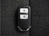 ◆スマートキー◆カギをバッグやポケットに入れたままでもドアロックの開閉ができる『スマートキー』付き!雨天や暗くなってもカギを取り出す必要がなくドアの開錠&エンジンも始動できます