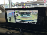 ギアをバックに入れた後、カメラボタンを押すと、運転席から見えない左側面を画面に映してくれるので、幅寄せや縦列駐車がし易くなります!