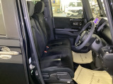 【ベンチシート】運転席と助手席の移動もスムーズ!狭い駐車場での乗り降りや、お子様の乗り降りにも便利です。座席の間にコンソールボックスやドリンクホルダーがないため、車内空間が広く感じます。