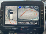 アラウンドビューモニターです。上空からお車の周りを見る感覚で表示されますので、車庫入れも簡単