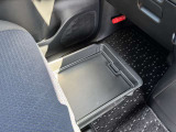 助手席フロントシートの下には収納スペースが装備されています☆靴などの収納にお使いください!