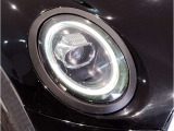 【LEDヘッドライト】先進のLEDテクノロジーを採用。放射される白色光の周波特性は太陽光に近く、バイキセノン・ヘッドライトを上回るコントラストで更に明るく輝きます!
