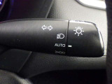 【オートライト】車外の明るさに応じて、自動的にライトの点灯・消灯をしてくれます。