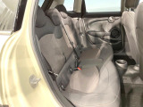 ●後部座席も気になるようなキズ・汚れやへたり等、大きなダメージはなく、良好な状態です。