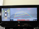 パノラミックビューモニターを装備。車を真上から見るように周囲を確認できます。機能の詳細は販売店スタッフまでお尋ねください。