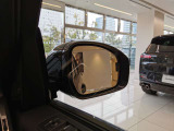 【ブラインドスポットモニター】車外の車をいち早く検知しドライバーに知らせるドライバーアシスト機能となっております。