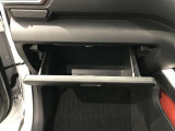 【グローブボックス】収納も充実