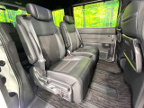 後部座席も気になるようなキズ・汚れやへたり等、大きなダメージはなく、良好な状態です。