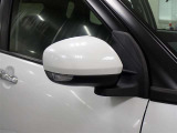 対向車や歩行者が認識しやすいサイドターンランプ付カラードドアミラー