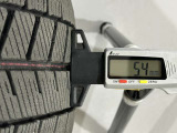冬タイヤの残り溝は5.4mmです。スリップラインからは3.7mmとなっております。