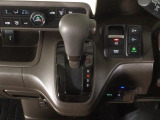 オートマチックシフトレバーは、手になじみ操作しやすい形状で安全運転にもつながります♪