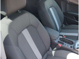 Audi正規ディーラーが高品質をお約束。高度な訓練・教育を受けたAudi専任メカニックが、100項目にもおよぶ精密な点検を実施いたします。すべてをクリアしたAudi車だけが、あなたのお手元に届けられるのです。